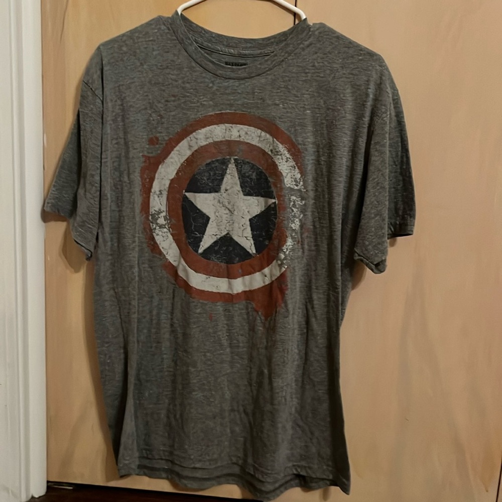 Marvel Captain America T-Shirt—Size L